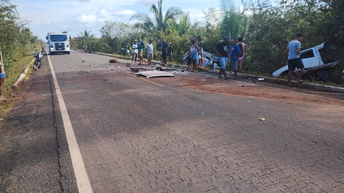 Apesar de carro partir ao meio, colisão grave não deixa feridos graves na PI-112