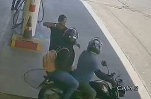 Assaltante aponta arma para Uber Moto e rouba veículo em posto de Teresina (Foto: Reprodução) Assaltante aponta arma para Uber Moto e rouba veículo em posto de Teresina (Foto: Reprodução)