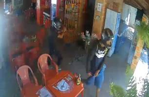 Bandidos roubam clientes e ameaçam dona do 'Boteco da Leoa' na BR-343, em Teresina (Foto: Reprodução) Bandidos roubam clientes e ameaçam dona do 'Boteco da Leoa' na BR-343, em Teresina (Foto: Reprodução)
