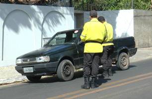 Blitz de trânsito flagra irregularidades e apreende moto adulterada em Floriano (Foto: TV Conecta) Blitz de trânsito flagra irregularidades e apreende moto adulterada em Floriano (Foto: TV Conecta)