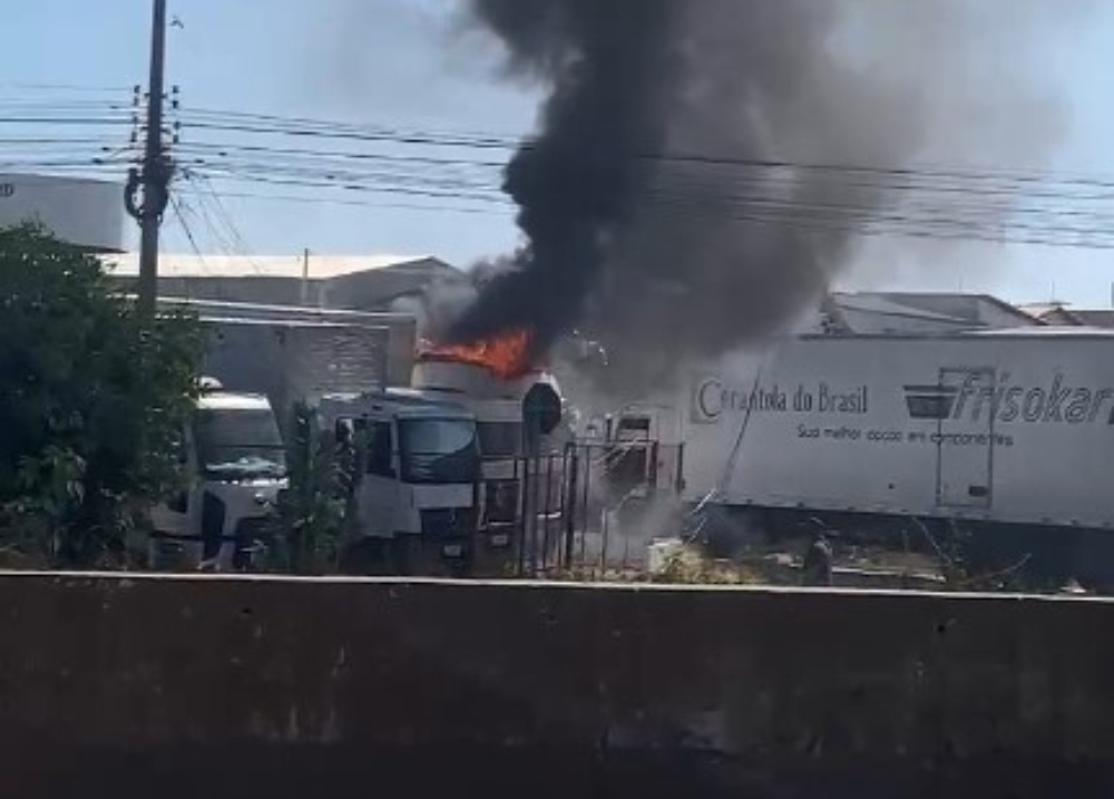 Caminhão engata em fiação, derruba poste e provoca incêndio em Teresina