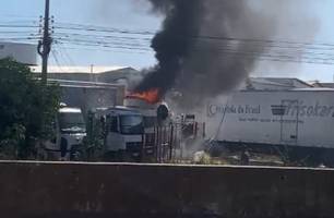 Caminhão engata em fiação, derruba poste e provoca incêndio em Teresina (Foto: Reprodução) Caminhão engata em fiação, derruba poste e provoca incêndio em Teresina (Foto: Reprodução)