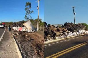 Caminhão tomba na PI-301, em Cocal; motorista é socorrido com ferimentos leves (Foto: Reprodução)