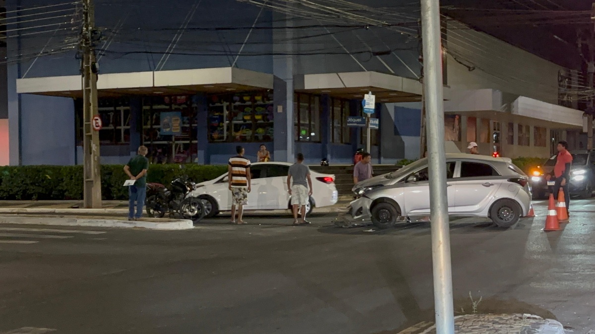 Carro e motocicleta colidem em cruzamento na zona Leste de Teresina