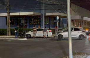Carro e motocicleta colidem em cruzamento na zona Leste de Teresina (Foto: Conecta Piauí) Carro e motocicleta colidem em cruzamento na zona Leste de Teresina (Foto: Conecta Piauí)