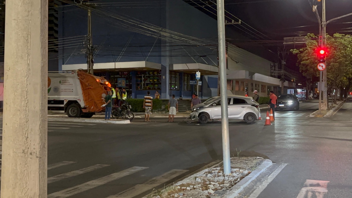 Carro e motocicleta colidem em cruzamento na zona Leste de Teresina