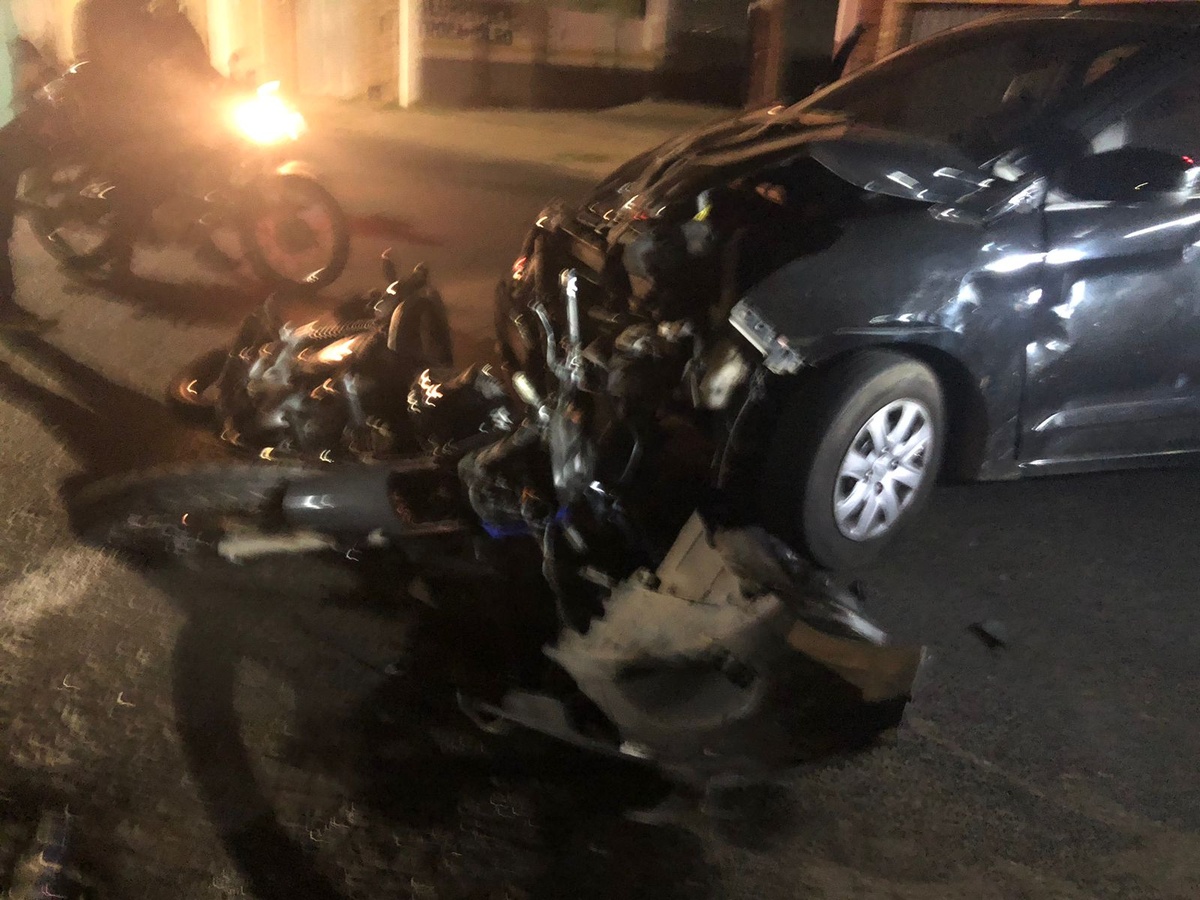 Colisão entre carro e moto deixa jovem gravemente ferido na zona Norte de Teresina