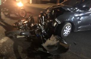 Colisão entre carro e moto deixa jovem gravemente ferido na zona Norte de Teresina (Foto: Reprodução)