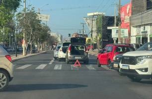 Colisão envolvendo três carros causa congestionamento em avenida de Teresina (Foto: Conecta Piauí) Colisão envolvendo três carros causa congestionamento em avenida de Teresina (Foto: Conecta Piauí)