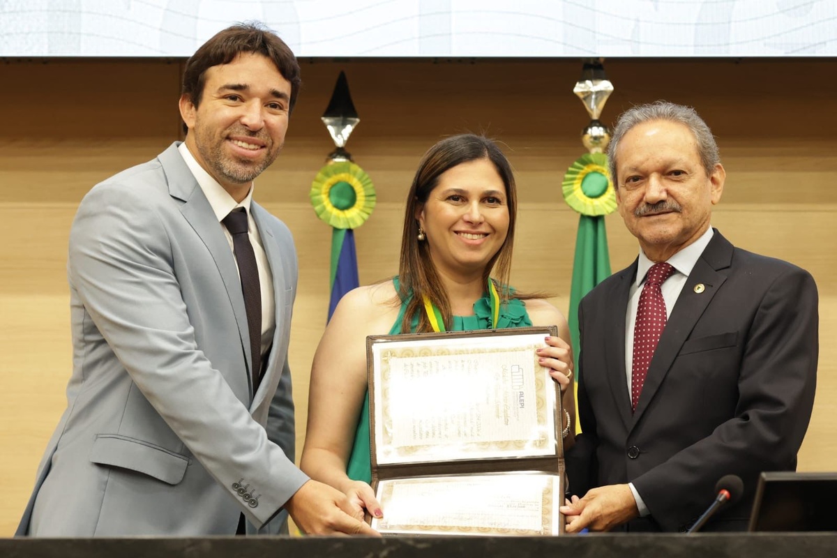 Dra. Marina Bucar recebe Medalha do Mérito Legislativo na Alepi