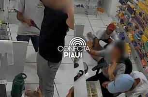 Dupla armada assalta farmácia e leva carro de funcionário em Teresina (Foto: Imagens obtidas pelo Conecta Piauí) Dupla armada assalta farmácia e leva carro de funcionário em Teresina (Foto: Imagens obtidas pelo Conecta Piauí)