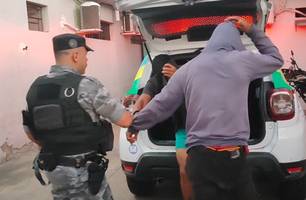 Dupla tenta se livrar de celular roubado mas PM vê e apreende os dois em Teresina (Foto: Repórter 12/Conecta Piauí) Dupla tenta se livrar de celular roubado mas PM vê e apreende os dois em Teresina (Foto: Repórter 12/Conecta Piauí)