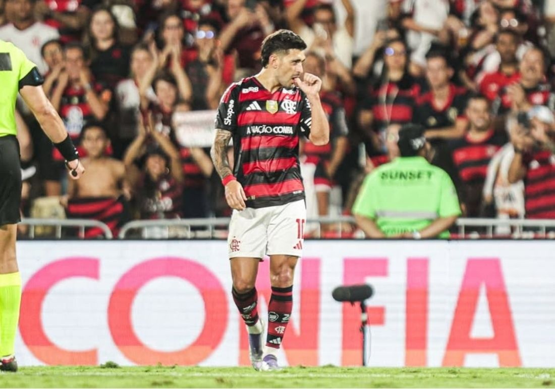 Flamengo goleia Vitória por 8 a 0 no Maracanã em rodada do Brasileirão