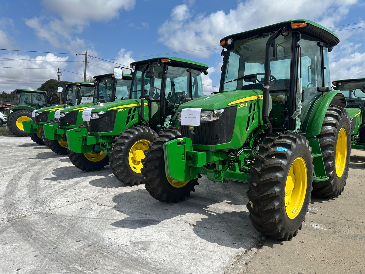 Governo entrega tratores e retroescavadeiras para 34 municípios do Piauí