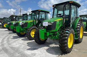 Governo entrega tratores e retroescavadeiras para 34 municípios do Piauí (Foto: Conecta Piauí)