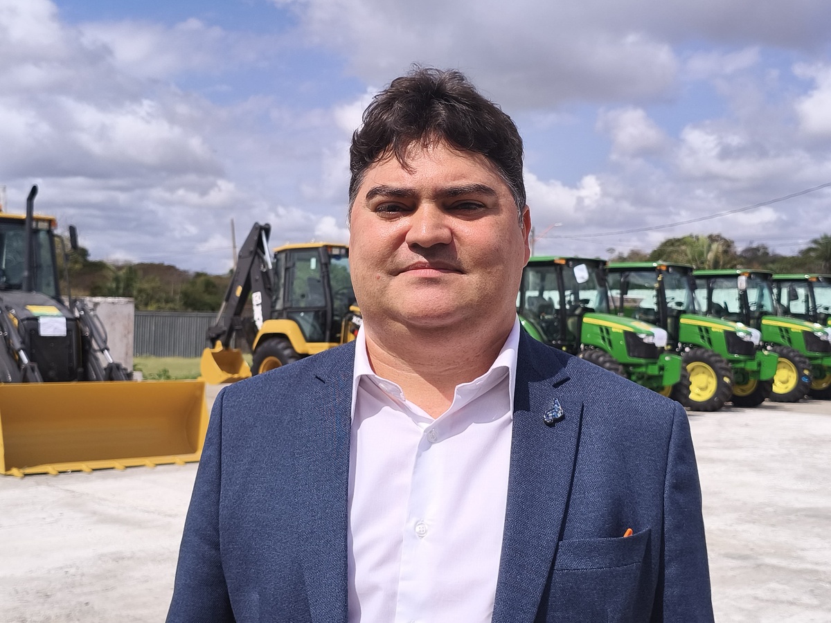 Governo entrega tratores e retroescavadeiras para 34 municípios do Piauí