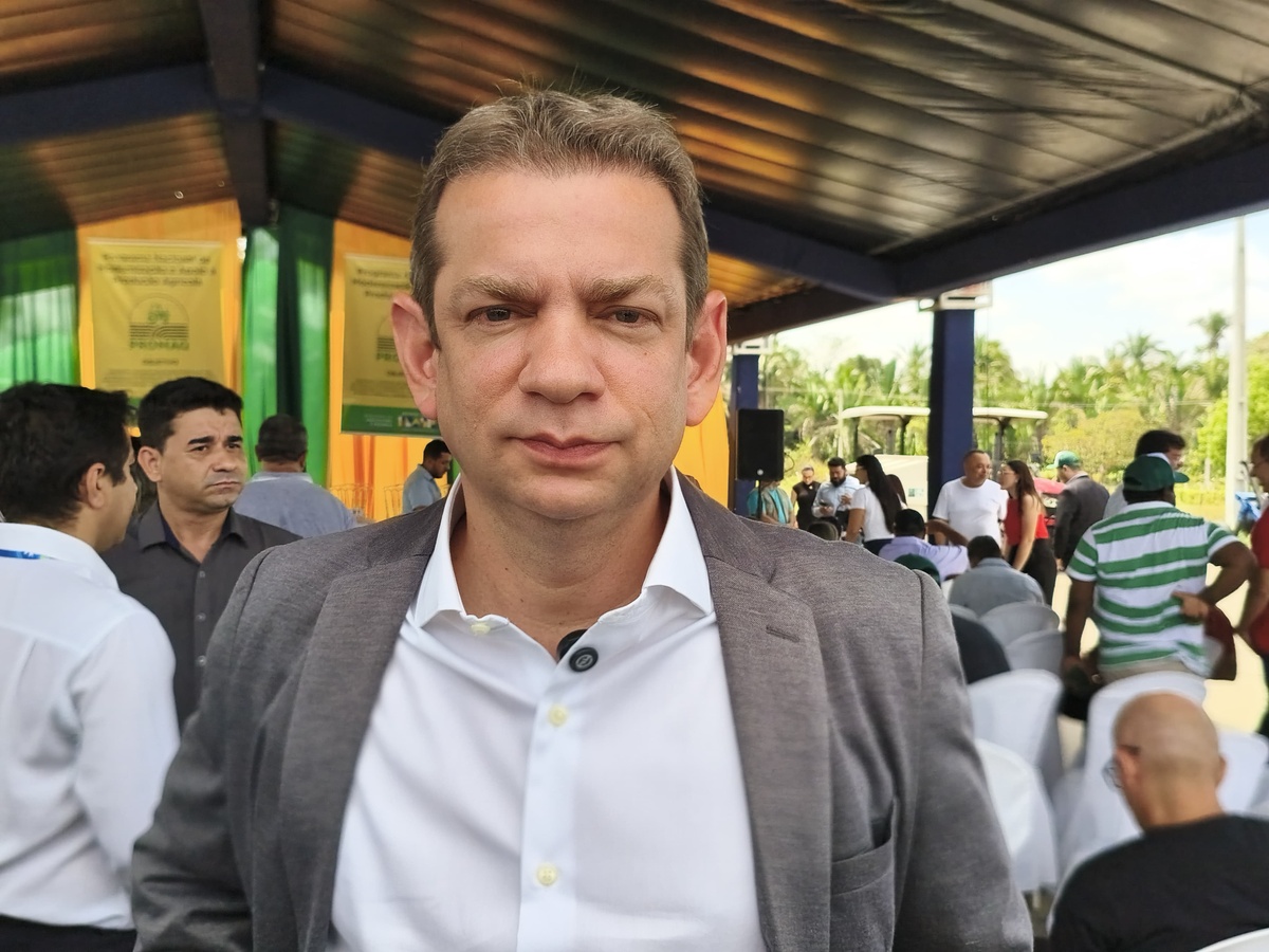 Governo entrega tratores e retroescavadeiras para 34 municípios do Piauí