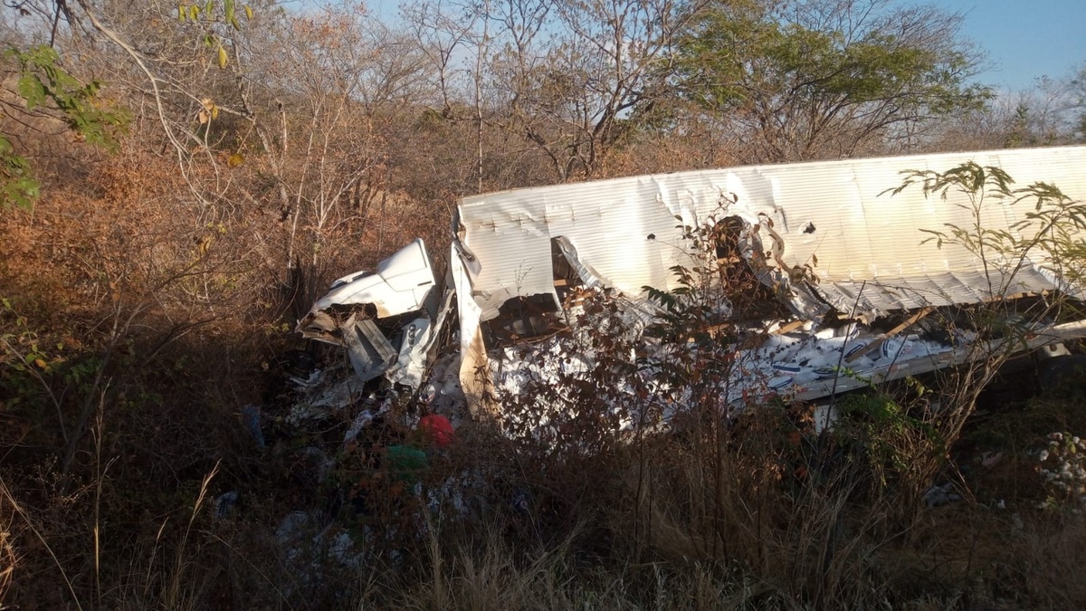 Grave colisão entre três carretas e caminhonete deixa motorista morto em Gilbués