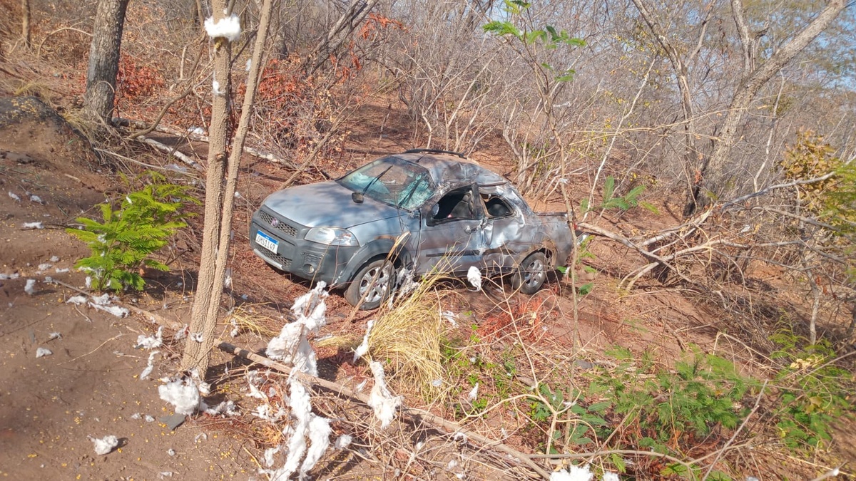 Grave colisão entre três carretas e caminhonete deixa motorista morto em Gilbués
