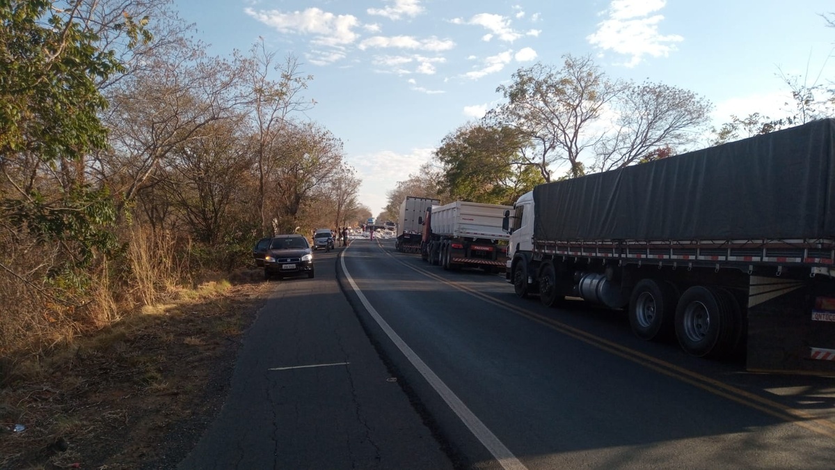Grave colisão entre três carretas e caminhonete deixa motorista morto em Gilbués