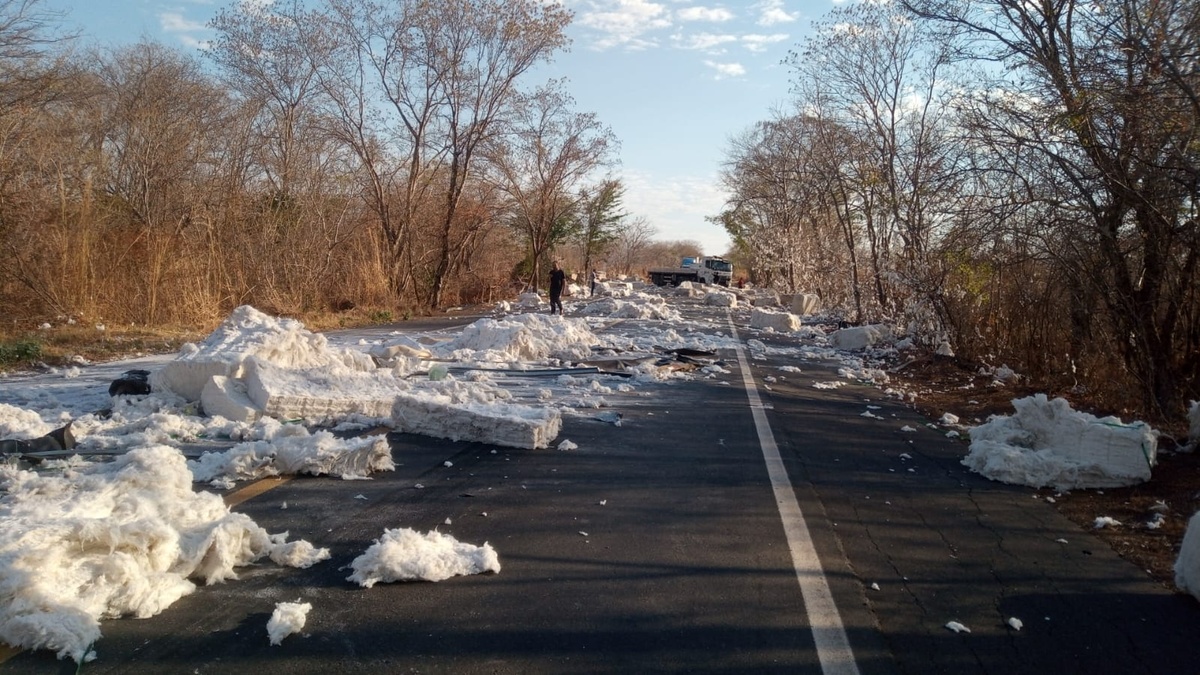Grave colisão entre três carretas e caminhonete deixa motorista morto em Gilbués