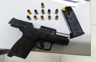 Homem é preso com pistola municiada em frente ao fórum de Demerval Lobão (Foto: Divulgação/PMPI) Homem é preso com pistola municiada em frente ao fórum de Demerval Lobão (Foto: Divulgação/PMPI)