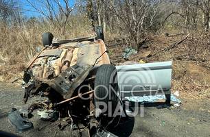 Homem morre após colisão entre Scania e carro na BR-316, em Elesbão Veloso (Foto: Cecília Brandão / Conecta Piauí) Homem morre após colisão entre Scania e carro na BR-316, em Elesbão Veloso (Foto: Cecília Brandão / Conecta Piauí)
