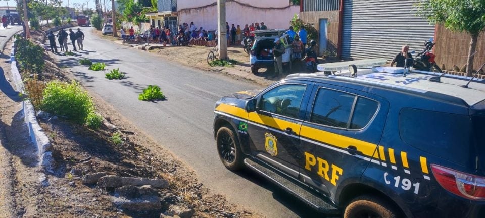 Idosa morre atropelada por ônibus após varrer calçada de casa em Picos