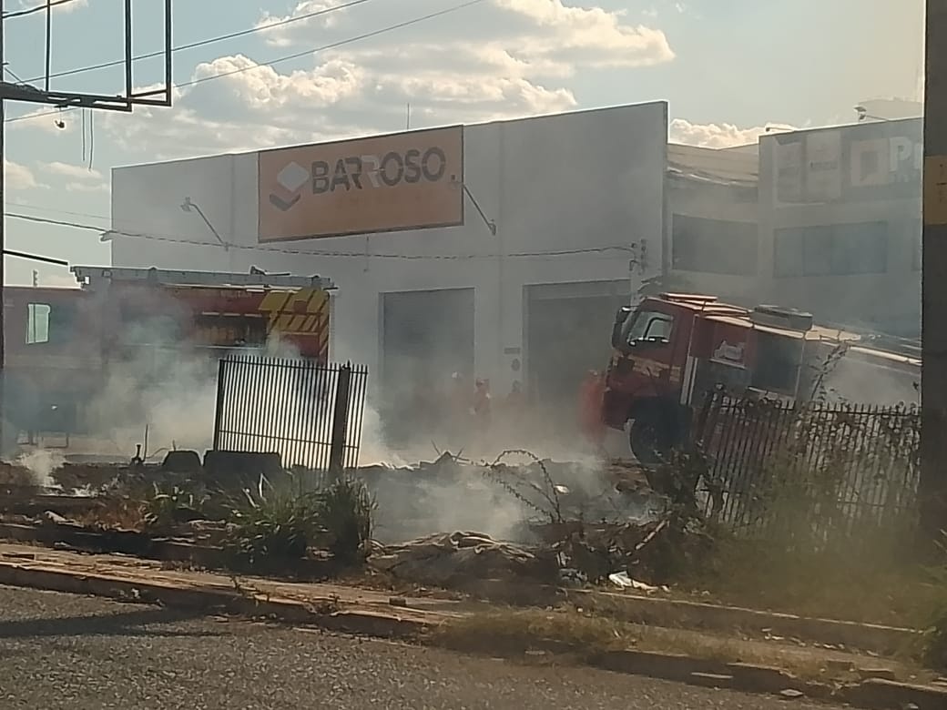 Incêndio atinge caminhão próximo ao Mercado do Peixe, na zona Sudeste de Teresina