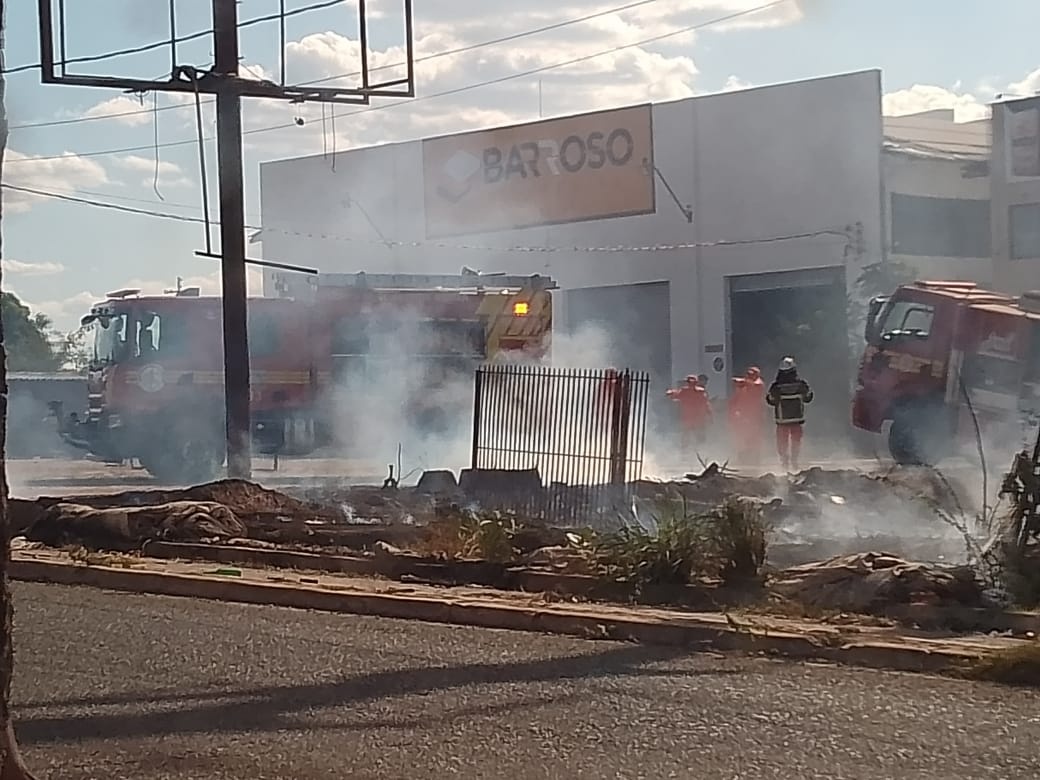 Incêndio atinge caminhão próximo ao Mercado do Peixe, na zona Sudeste de Teresina