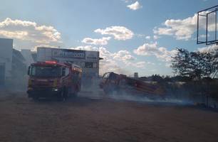 Incêndio atinge caminhão próximo ao Mercado do Peixe, na zona Sudeste de Teresina (Foto: Reprodução) Incêndio atinge caminhão próximo ao Mercado do Peixe, na zona Sudeste de Teresina (Foto: Reprodução)