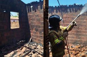 Incêndio atinge residência na zona rural de Oeiras (Foto: Reprodução) Incêndio atinge residência na zona rural de Oeiras (Foto: Reprodução)
