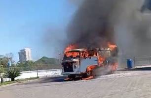 Kombi pega fogo próximo a posto de combustíveis na zona Leste de Teresina (Foto: Reprodução) Kombi pega fogo próximo a posto de combustíveis na zona Leste de Teresina (Foto: Reprodução)