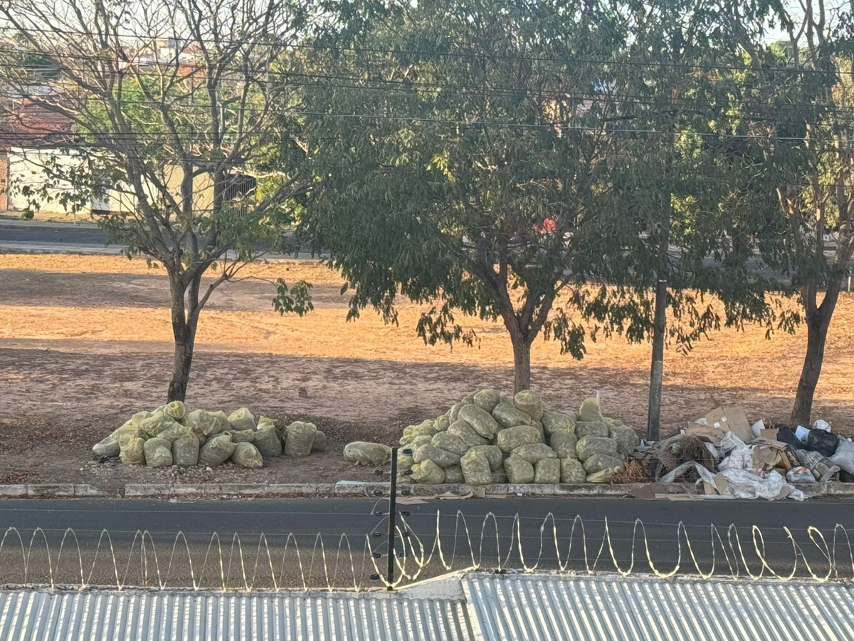 Moradores denunciam acúmulo de lixo em praça na zona Leste de Teresina