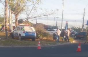 Motociclista morre após perder controle e cair dentro de rotatória em Teresina (Foto: Reprodução) Motociclista morre após perder controle e cair dentro de rotatória em Teresina (Foto: Reprodução)