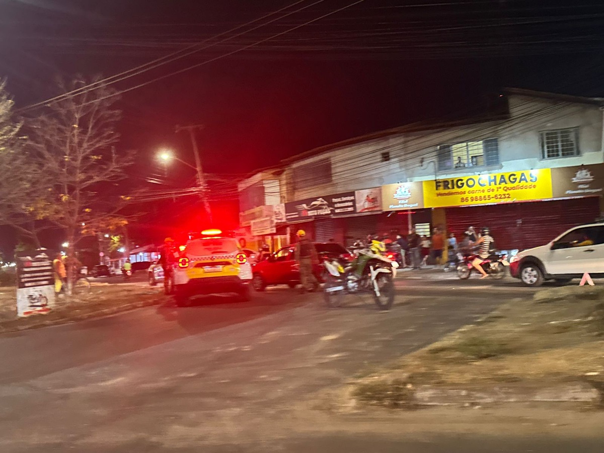 Motorista foge da polícia e colide com motociclista na zona Leste de Teresina