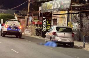Mulher é morta com golpe na nuca no Centro de Teresina; suspeito seria dono de bar (Foto: Kassio Cavalcante/Conecta Piauí)