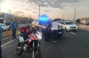 Mulher fica ferida após colidir em traseira de caminhão na BR-316 em Teresina (Foto: Repórter 12/Conecta Piauí) Mulher fica ferida após colidir em traseira de caminhão na BR-316 em Teresina (Foto: Repórter 12/Conecta Piauí)