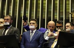 Oposição pernoita nos plenários do Congresso para impedir trabalhos (Foto: José Cruz/Agência Brasil) Oposição pernoita nos plenários do Congresso para impedir trabalhos (Foto: José Cruz/Agência Brasil)