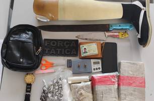 PM apreende drogas, armas e objetos suspeitos na zona Sudeste de Teresina (Foto: Reprodução)