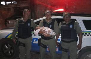 Policiais militares usam manobra de Heimlich e salvam vidas de bebês engasgados (Foto: Reprodução) Policiais militares usam manobra de Heimlich e salvam vidas de bebês engasgados (Foto: Reprodução)