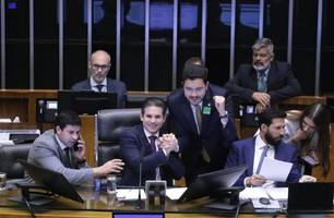 Presidente da Câmara, Hugo Motta, e o relator Jadyel Alencar comemoram votação (Foto: Kayo Magalhães/Câmara dos Deputados) Presidente da Câmara, Hugo Motta, e o relator Jadyel Alencar comemoram votação (Foto: Kayo Magalhães/Câmara dos Deputados)