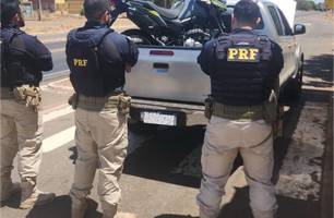 PRF prende homem com 2 veículos roubados: Hilux levava moto roubada (Foto: prf)