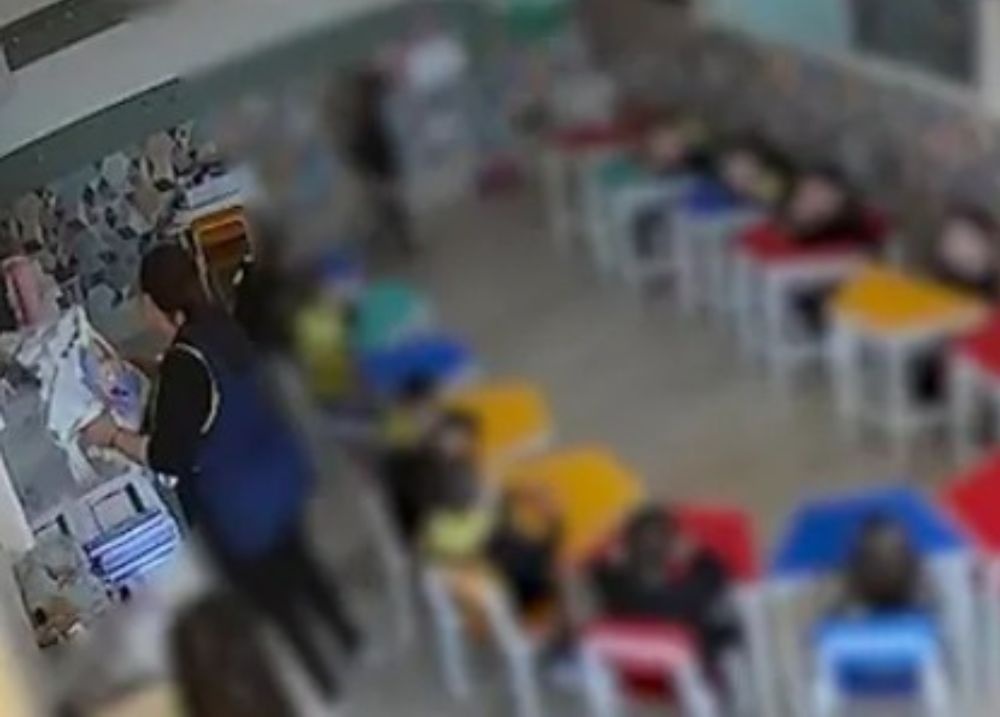 Professora é demitida após agredir criança de 4 anos com livros em Caxias do Sul