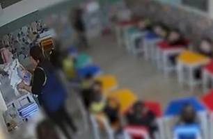 Professora é demitida após agredir criança de 4 anos com livros em Caxias do Sul (Foto: Reprodução) Professora é demitida após agredir criança de 4 anos com livros em Caxias do Sul (Foto: Reprodução)