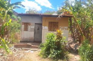 Suspeitos fogem da polícia e deixam armas e drogas em casa na zona sul de Teresina (Foto: PMPI)