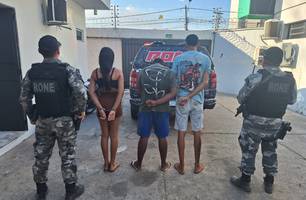 Trio é preso após ser visto embalando drogas para venda na zona Sul de Teresina (Foto: Divulgação/RONE) Trio é preso após ser visto embalando drogas para venda na zona Sul de Teresina (Foto: Divulgação/RONE)