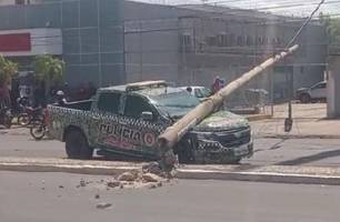 Viatura da Polícia Ambiental perde controle e derruba poste na Barão de Gurgueia (Foto: Reprodução) Viatura da Polícia Ambiental perde controle e derruba poste na Barão de Gurgueia (Foto: Reprodução)