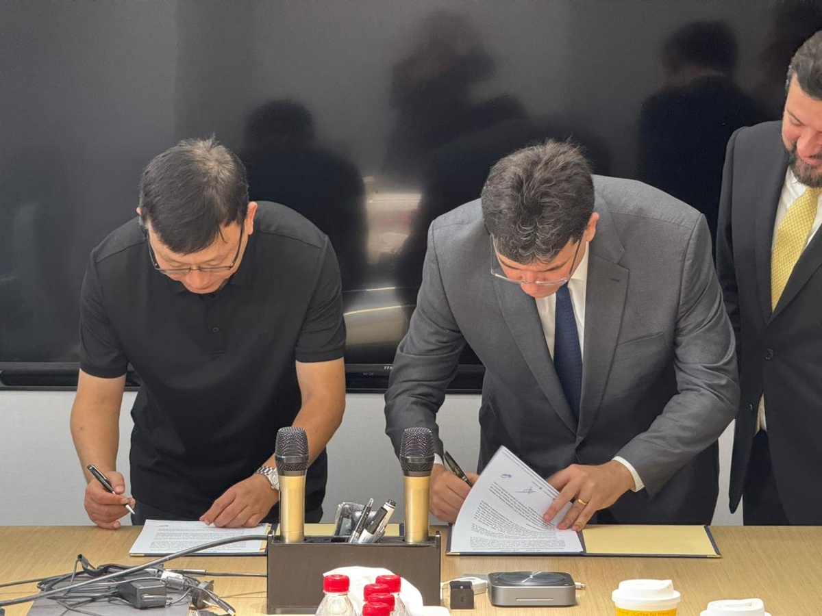 Assinatura de acordo para instalação de fábrica de equipamentos de fibra óptica no Piauí