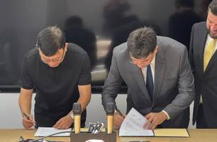 Assinatura de acordo para instalação de fábrica de equipamentos de fibra óptica no Piauí (Foto: Juliana Oliveira) Assinatura de acordo para instalação de fábrica de equipamentos de fibra óptica no Piauí (Foto: Juliana Oliveira)